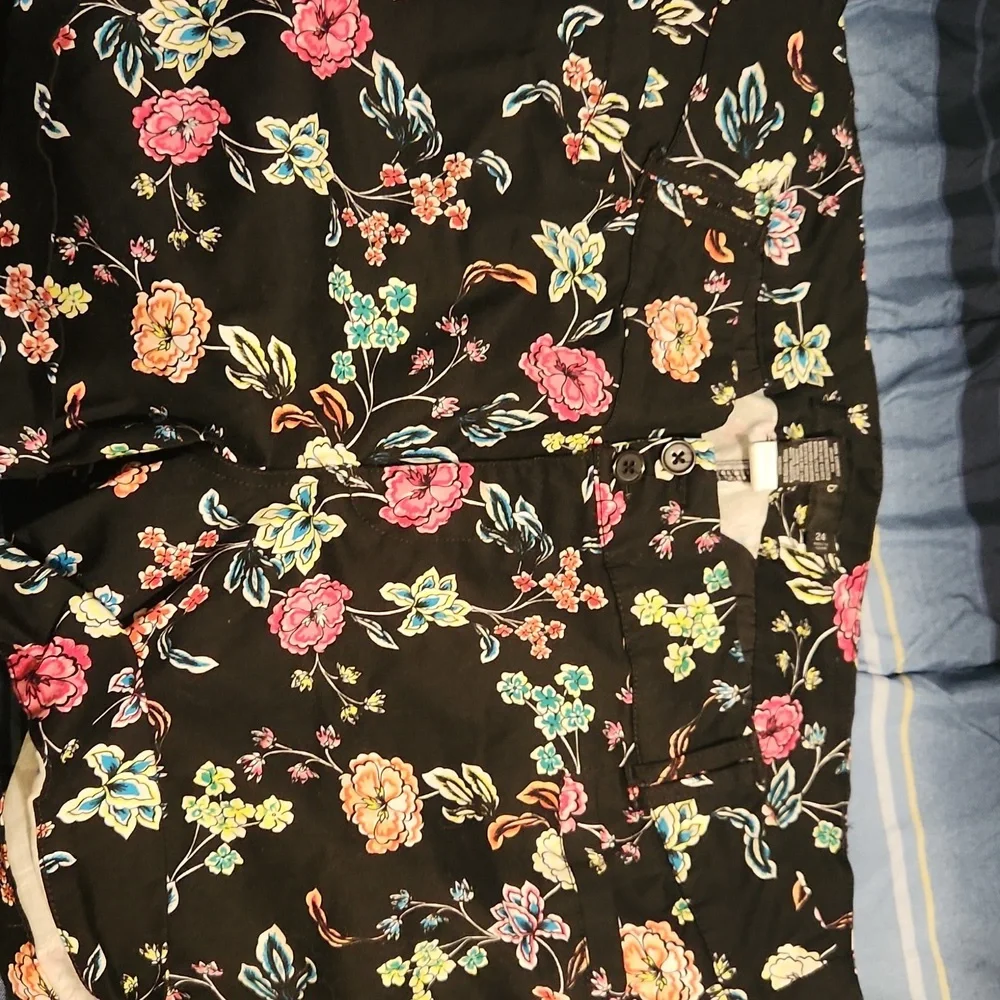 Shorts - Picture 3 of 3